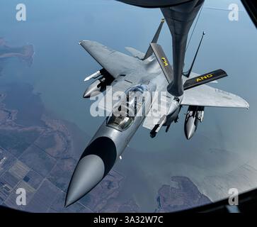 Un avion KC-135 Statotanker de la Garde nationale de l'air de Pennsylvanie de la 171st Air ravitaillement Wing de Pittsburgh fournit du carburant pour un U.S. Air Fo Banque D'Images