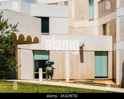 La Fundació Joan Miró à Barcelone. Le bâtiment a été conçu par Josep Lluís sert et la statue en bronze est 'Personnage' (personnage). Banque D'Images