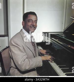Teddy Wilson. Pianiste de jazz américain. 24 novembre 1912 - 31 juillet 1986. Il a été décrit par le critique Scott Yanow comme « le pianiste swing définitif », le style de piano de Wilson étant doux, élégant et virtuose. Son style a été fortement influencé par Earl Hines et Art Tatum. Son travail a été présenté sur les disques de nombreux grands noms du jazz, dont Louis Armstrong, Lena Horne, Benny Goodman, Billie Holiday, et Ella Fitzgerald. Avec Goodman, il est l'un des premiers musiciens noirs à jouer en bonne place aux côtés de musiciens blancs. En plus de son vaste travail en tant que sideman, Wilson a également dirigé Banque D'Images