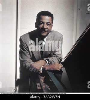 Teddy Wilson. Pianiste de jazz américain. 24 novembre 1912 - 31 juillet 1986. Il a été décrit par le critique Scott Yanow comme « le pianiste swing définitif », le style de piano de Wilson étant doux, élégant et virtuose. Son style a été fortement influencé par Earl Hines et Art Tatum. Son travail a été présenté sur les disques de nombreux grands noms du jazz, dont Louis Armstrong, Lena Horne, Benny Goodman, Billie Holiday, et Ella Fitzgerald. Avec Goodman, il est l'un des premiers musiciens noirs à jouer en bonne place aux côtés de musiciens blancs. En plus de son vaste travail en tant que sideman, Wilson a également dirigé Banque D'Images