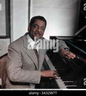 Teddy Wilson. Pianiste de jazz américain. 24 novembre 1912 - 31 juillet 1986. Il a été décrit par le critique Scott Yanow comme « le pianiste swing définitif », le style de piano de Wilson étant doux, élégant et virtuose. Son style a été fortement influencé par Earl Hines et Art Tatum. Son travail a été présenté sur les disques de nombreux grands noms du jazz, dont Louis Armstrong, Lena Horne, Benny Goodman, Billie Holiday, et Ella Fitzgerald. Avec Goodman, il est l'un des premiers musiciens noirs à jouer en bonne place aux côtés de musiciens blancs. En plus de son vaste travail en tant que sideman, Wilson a également dirigé Banque D'Images