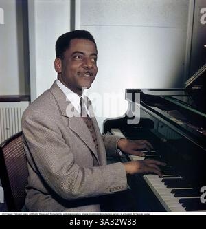 Teddy Wilson. Pianiste de jazz américain. 24 novembre 1912 - 31 juillet 1986. Il a été décrit par le critique Scott Yanow comme « le pianiste swing définitif », le style de piano de Wilson étant doux, élégant et virtuose. Son style a été fortement influencé par Earl Hines et Art Tatum. Son travail a été présenté sur les disques de nombreux grands noms du jazz, dont Louis Armstrong, Lena Horne, Benny Goodman, Billie Holiday, et Ella Fitzgerald. Avec Goodman, il est l'un des premiers musiciens noirs à jouer en bonne place aux côtés de musiciens blancs. En plus de son vaste travail en tant que sideman, Wilson a également dirigé Banque D'Images