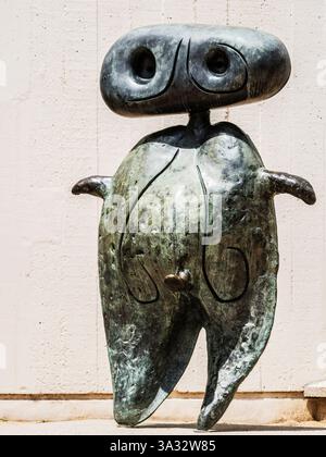 La statue de bronze connue sous le nom de « Personnage » (personnage) de Joan Miró, à l'extérieur de la Fundació Joan Miró à Barcelone. Banque D'Images