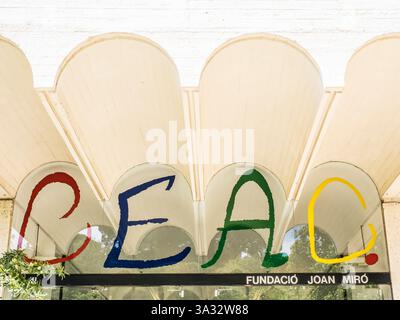 La Fundació Joan Miró à Barcelone. C.E.A.C signifie « Centre d’Estudis d’Art contemporain » ou Centre d’étude de l’Art contemporain. Banque D'Images