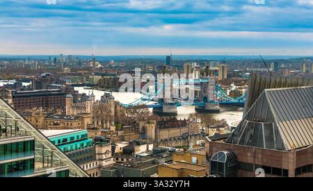 Belle vue panoramique surplombant Tower Bridge et la Tour de Londres sur la rive nord de la Tamise, vue depuis le populaire et le plus grand de Londres... Banque D'Images