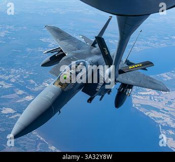 Un avion KC-135 Statotanker de la Garde nationale de l'air de Pennsylvanie de la 171st Air ravitaillement Wing de Pittsburgh fournit du carburant pour un U.S. Air Fo Banque D'Images