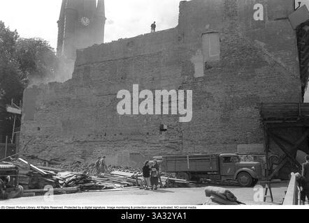 Stockholm 1954. Centre-ville de Stockholm pendant le règlement Norrmalm, le vaste projet de démolition qui a duré de nombreuses années et qui a abouti à la démolition des vieilles maisons du quartier Norrmalm et remplacé par la ville moderne. L'église de Klara est vue à l'arrière-plan de la maison qui est en train d'être démolie. 1953. Kristoffersson ref 1-38 Banque D'Images
