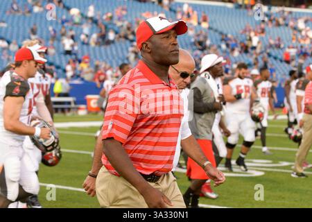 23 août 2014 - Orchard Park, New York, U. S - LOVIE SMITH, entraîneur-chef des Buccaneers de Tampa Bay, marche sur le terrain à la fin du match contre les Bills de Buffalo au Ralph Wilson Stadium à Orchard Park, NY. Tampa Bay bat Buffalo 27-14. (Crédit image : © Michael Johnson/ZUMA Wire) Banque D'Images