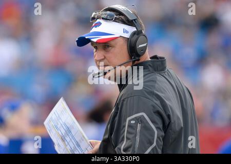 23 août 2014 - Orchard Park, New York, U. S - L'entraîneur-chef des Buffalo Bills DOUG MARRONE marche sur la ligne de touche alors que les Bills se préparent à affronter les Tampa Bay Buccaneers au Ralph Wilson Stadium à Orchard Park, NY. Tampa Bay bat Buffalo 27-14. (Crédit image : © Michael Johnson/ZUMA Wire) Banque D'Images