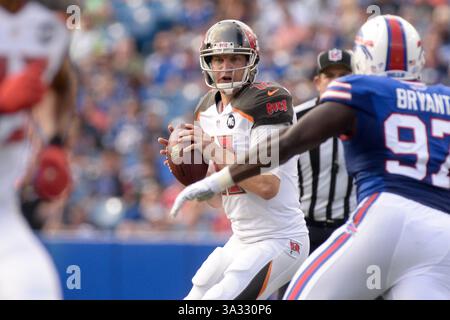23 août 2014 - Orchard Park, New York, U. S - le quarterback des Buccaneers de Tampa Bay JOSH MCCOWN (12 ans) s'installe dans la poche au premier quart-temps contre les Buffalo Bills au Ralph Wilson Stadium à Orchard Park, NY. Tampa Bay bat Buffalo 27-14. (Crédit image : © Michael Johnson/ZUMA Wire) Banque D'Images