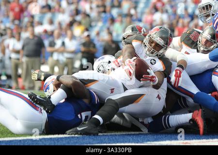 23 août 2014 - Orchard Park, New York, U. S - Tampa Bay Buccaneers Running back DOUG MARTIN (22 ans) s'étend sur la pile pour le touchdown du premier quart-temps contre les Buffalo Bills au Ralph Wilson Stadium à Orchard Park, NY. Tampa Bay bat Buffalo 27-14. (Crédit image : © Michael Johnson/ZUMA Wire) Banque D'Images