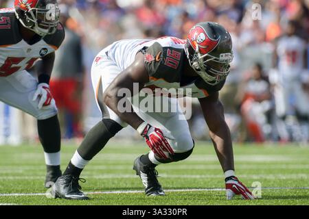 23 août 2014 - Orchard Park, New York, U. S - Tampa Bay Buccaneers défensive end MICHAEL JOHNSON (90) s'aligne pour un match de premier quart contre les Buffalo Bills au Ralph Wilson Stadium à Orchard Park, NY. Tampa Bay bat Buffalo 27-14. (Crédit image : © Michael Johnson/ZUMA Wire) Banque D'Images