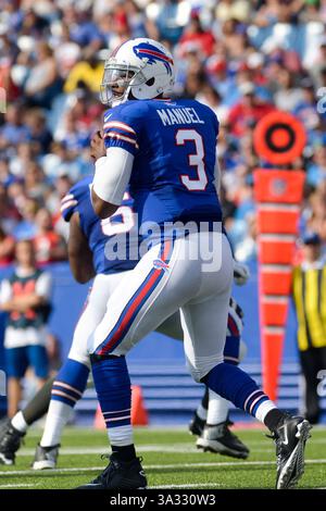 23 août 2014 - Orchard Park, New York, U. S - le quarterback EJ MANUEL (3) des Buffalo Bills se met en poche lors du premier quart-temps contre les Buccaneers de Tampa Bay au Ralph Wilson Stadium à Orchard Park, NY. Tampa Bay bat Buffalo 27-14. (Crédit image : © Michael Johnson/ZUMA Wire) Banque D'Images