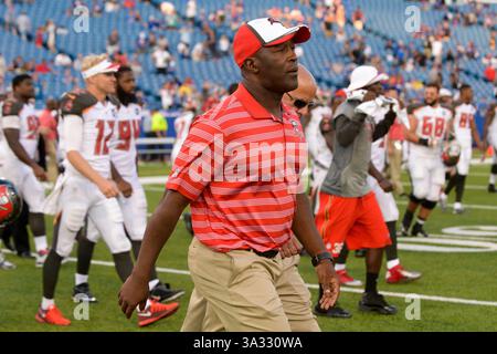 23 août 2014 - Orchard Park, New York, U. S - LOVIE SMITH, entraîneur-chef des Buccaneers de Tampa Bay, marche sur le terrain après le match contre les Bills de Buffalo au Ralph Wilson Stadium à Orchard Park, NY. Tampa Bay bat Buffalo 27-14. (Crédit image : © Michael Johnson/ZUMA Wire) Banque D'Images