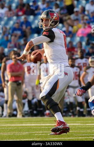 23 août 2014 - Orchard Park, New York, U. S - le quarterback MIKE GLENNON (8) des Buccaneers de Tampa Bay cherche à faire la passe dans le quatrième quart-temps contre les Buffalo Bills au Ralph Wilson Stadium à Orchard Park, NY. Tampa Bay bat Buffalo 27-14. (Crédit image : © Michael Johnson/ZUMA Wire) Banque D'Images