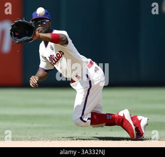 24 août 2014 - Philadelphie, PA, USA - Jimmy Rollins de Philadelphie Phillies attrape un drive frappé par Matt Holliday de Louis Cardinals lors de la cinquième manche le dimanche 24 août 2014, au Citizens Bank Park à Philadelphie. (Crédit image : © Yong Kim/MCT/ZUMA Wire) Banque D'Images