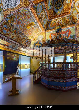 POLIN-Musée de l'histoire des Juifs polonais. Polychrome sur plafond en bois - reconstruction de la synagogue du XVIIe siècle à Gwoździec. Exposition intérieure. Banque D'Images