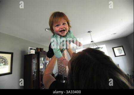 29 août 2014 - Baltimore, MD, États-Unis - Liz Rhodes soulève son fils, William Stonesifer, 1er, dans les airs alors qu'ils jouent le 29 août 2014 à leur domicile à Taneytown, Md. Rhodes a obtenu un congé familial payé du 26 août au 26 novembre 2013 par son employeur, M&T Bank, lorsqu'elle a eu William. (Crédit image : © Kim Hairston/MCT/ZUMA Wire) Banque D'Images