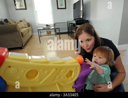 29 août 2014 - Baltimore, MD, États-Unis - Liz Rhodes et son fils, William Stonesifer, 1er, jouent dans le salon de leur maison le 29 août 2014 à Taneytown, Md. Rhodes a obtenu un congé familial payé du 26 août au 26 novembre 2013 par son employeur, M&T Bank, lorsqu'elle a eu William. (Crédit image : © Kim Hairston/MCT/ZUMA Wire) Banque D'Images