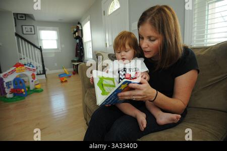 29 août 2014 - Baltimore, MD, USA - Liz Rhodes lit à son fils, William Stonesifer, 1er, le 29 août 2014 à leur domicile de Taneytown, Md. Rhodes a obtenu un congé familial payé du 26 août au 26 novembre 2013 par son employeur, M&T Bank, lorsqu'elle a eu son fils. (Crédit image : © Kim Hairston/MCT/ZUMA Wire) Banque D'Images