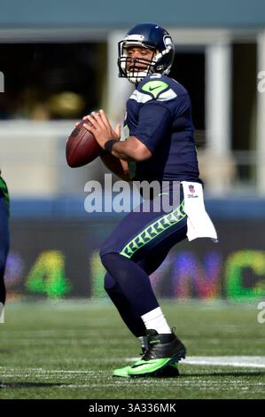 21 septembre 2014..le quarterback Russell Wilson #3 des Seahawks de Seattle lance une passe de touchdown de 39 yards au receveur Ricardo Lockette #83 des Seahawks au deuxième quart-temps contre les Broncos de Denver au CenturyLink Field à Seattle, WA..les Seahawks battent les Broncos 26 à 20 en prolongation. George Holland / Cal Sport Media(image crédit : © George Holland/Cal Sport Media/ZUMAPRESS.com) Banque D'Images