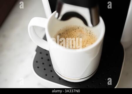 Ein fertig zubereiteter Kaffee ist in einer tasse in einer Senseo Kaffeemaschine zu sehen. Rottweil Baden-Württemberg Deutschland *** Un café prêt à l'emploi peut être vu dans une tasse dans une machine à café Senseo Rottweil Baden Württemberg Allemagne Banque D'Images