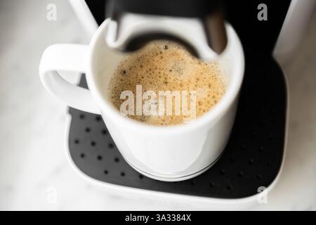 Ein fertig zubereiteter Kaffee ist in einer tasse in einer Senseo Kaffeemaschine zu sehen. Rottweil Baden-Württemberg Deutschland *** Un café prêt à l'emploi peut être vu dans une tasse dans une machine à café Senseo Rottweil Baden Württemberg Allemagne Banque D'Images