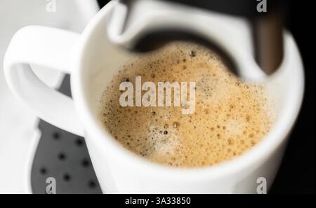 Ein fertig zubereiteter Kaffee ist in einer tasse in einer Senseo Kaffeemaschine zu sehen. Rottweil Baden-Württemberg Deutschland *** Un café prêt à l'emploi peut être vu dans une tasse dans une machine à café Senseo Rottweil Baden Württemberg Allemagne Banque D'Images