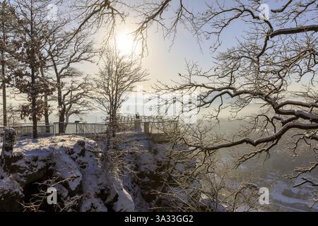 Matin d'hiver sur le Bastei, plate-forme d'observation du Basteiaussicht haut au-dessus de la vallée de l'Elbe, en arrière-plan la table des montagnes, Suisses saxonnes Banque D'Images
