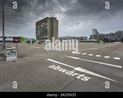 Image symbolique crise économique, nuages sombres dans le ciel, parking vide à Olympia-Einkaufszentrum OEZ, Pelkovenstrasse, Munich, Bavière, Allemagne, Banque D'Images