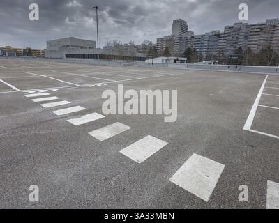 Image symbolique crise économique, nuages sombres dans le ciel, parking vide à Olympia-Einkaufszentrum OEZ, Pelkovenstrasse, Munich, Bavière, Allemagne, Banque D'Images