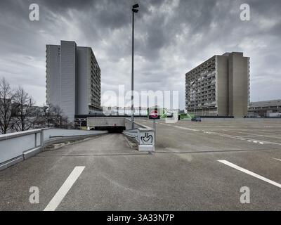 Image symbolique crise économique, nuages sombres dans le ciel, parking vide à Olympia-Einkaufszentrum OEZ, Pelkovenstrasse, Munich, Bavière, Allemagne, Banque D'Images