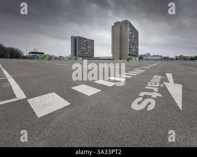 Image symbolique crise économique, nuages sombres dans le ciel, parking vide à Olympia-Einkaufszentrum OEZ, Pelkovenstrasse, Munich, Bavière, Allemagne, Banque D'Images