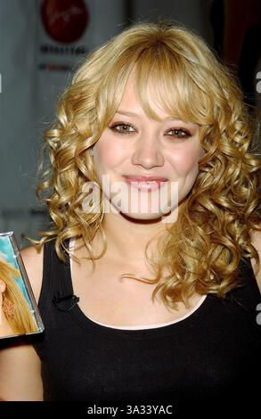 27 AOÛT 2003 - K32449AR.HILARY DUFF FAIT LA PROMOTION DE SON NOUVEAU CD AU MAGASIN VIRGIN MEGA À TIMES SQUARE, NEW YORK 27/08/2003. ANDREA RENAULT / 2003(crédit image : © Globe photos/ZUMAPRESS.com) Banque D'Images