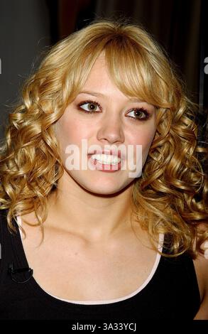 27 AOÛT 2003 - K32449AR.HILARY DUFF FAIT LA PROMOTION DE SON NOUVEAU CD AU MAGASIN VIRGIN MEGA À TIMES SQUARE, NEW YORK 27/08/2003. ANDREA RENAULT / 2003(crédit image : © Globe photos/ZUMAPRESS.com) Banque D'Images