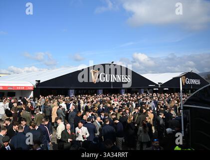 14 mars 2025 ; Cheltenham Racecourse, Cheltenham, Gloucestershire, Angleterre : 2025 Cheltenham Festival jour 4 ; les foules se rassemblent dans le village Guinness Banque D'Images