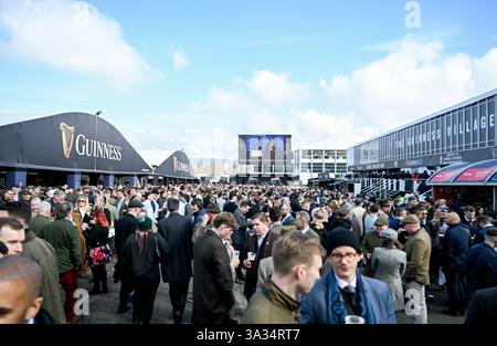 14 mars 2025 ; Cheltenham Racecourse, Cheltenham, Gloucestershire, Angleterre : 2025 Cheltenham Festival jour 4 ; les foules se rassemblent dans le village Guinness Banque D'Images