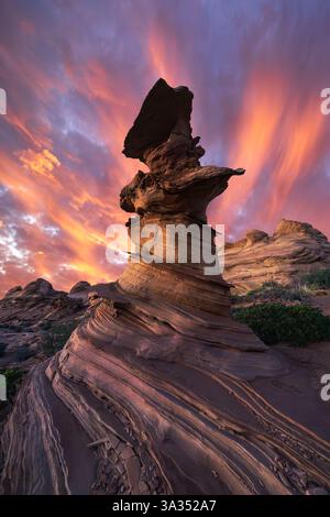 Superbe coucher de soleil avec un ciel ardent illuminant les formations rocheuses uniques de Coyote Buttes dans les falaises de Paria Canyon-Vermilion en Arizona. Banque D'Images