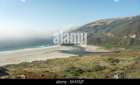 Vue imprenable sur la côte accidentée de Big sur, avec ses collines ondulantes et l'océan Pacifique entouré de brouillard. Une combinaison parfaite de beauté naturelle et s. Banque D'Images