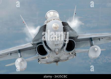Le McDonnell Douglas EF-18A Hornet de l'armée de l'air espagnole est un avion multirôle utilisé pour la supériorité aérienne, les frappes de précision et les opérations tactiques. Ce chasseur polyvalent est un élément essentiel de la stratégie de défense aérienne de l'Espagne. Banque D'Images