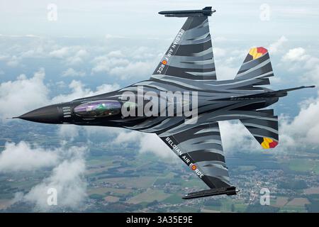 Le F-16AM Fighting Falcon de l'armée de l'air belge General Dynamics, arborant la peinture « Dark Falcon » de 2018, met en valeur la superbe décoration noire et grise de l'avion. Le F-16AM est un avion de chasse polyvalent et polyvalent utilisé dans les missions de combat air-air et air-sol. Banque D'Images