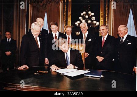Le président américain Bill Clinton signe ses premiers ordres présidentiels dans la salle du président du Capitole américain à Washington, DC le jour de l'investiture, mercredi 20 janvier 1993. Rejoindre le président de gauche à droite : le sénateur AMÉRICAIN Wendell Ford (démocrate du Kentucky), le whip de la minorité sénatoriale américaine Alan Simpson (républicain du Wyoming), le vice-président américain Al Gore, le leader de la majorité parlementaire américaine Richard Gephardt (démocrate du Missouri), le président de la Chambre des États-Unis Tom Foley (démocrate de Washington), le leader de la majorité sénatorial américain George Mitchell (démocrate du Maine) et le leader de la minorité parlementaire américain Robert H. Michel (Rép Banque D'Images