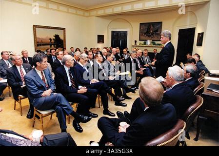 Le président des États-Unis Bill Clinton consulte les dirigeants bipartisanes du Congrès sur la situation en Somalie dans la salle Roosevelt de la Maison Blanche à Washington, DC, le 7 octobre 1993. Parmi les membres visibles sur la photo figurent, sans s'y limiter, le sénateur américain Daniel Inouye (démocrate d'Hawaï), le sénateur américain Alan Simpson (républicain du Wyoming), le sénateur américain Mitch McConnell (républicain du Kentucky), le sénateur américain John Warner (républicain de Virginie), le sénateur américain Paul Simon (démocrate de l'Illinois), le sénateur américain J. Strom Thurmond (républicain de Caroline du Sud), le sénateur américain Sam Nunn (démocrate de GE Banque D'Images