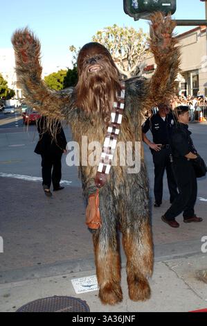 12 MAI 2005 - WESTWOOD, CALIFORNIE - K42436FB.STAR WARS ÉPISODE III LA VENGEANCE DES SITH AU THÉÂTRE DU VILLAGE MAN À WESTWOOD, CA..05-12-2005. FITZROY BARRETT/ 2005.CHEWBACCA(crédit image : © Globe photos/ZUMAPRESS.com) Banque D'Images