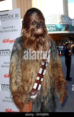 12 MAI 2005 - WESTWOOD, CALIFORNIE - K42436FB.STAR WARS ÉPISODE III LA VENGEANCE DES SITH AU THÉÂTRE DU VILLAGE MAN À WESTWOOD, CA..05-12-2005. FITZROY BARRETT/ 2005.CHEWBACCA(crédit image : © Globe photos/ZUMAPRESS.com) Banque D'Images