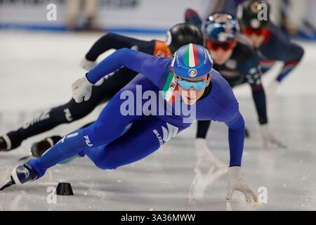 PÉKIN, le 14 mars 2025 -- Thomas Nadalini, d'Italie, participe à la quarterfinale masculine du relais du 5000 m aux Championnats du monde de patinage de vitesse sur courte piste 2025 de l'ISU à Pékin, en Chine, le 14 mars 2025. (Xinhua/Ding Xu) Banque D'Images