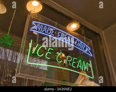 Crème glacée néon vintage signe dans une fenêtre Banque D'Images