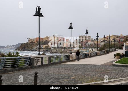 Naples, Campanie, Italie. 14 mars 2025. Naples 03/14/2025 dommages causés par le tremblement de terre de magnitude. 4,4 à Campi Flegrei. En photo : Pozzuoli front de mer à via Napoli déserté parce que les gens ont peur (crédit image : © Fabio Sasso/ZUMA Press Wire) USAGE ÉDITORIAL SEULEMENT! Non destiné à UN USAGE commercial ! Banque D'Images