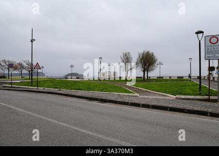 Naples, Campanie, Italie. 14 mars 2025. Naples 03/14/2025 dommages causés par le tremblement de terre de magnitude. 4,4 à Campi Flegrei. En photo : Pozzuoli front de mer à via Napoli déserté parce que les gens ont peur (crédit image : © Fabio Sasso/ZUMA Press Wire) USAGE ÉDITORIAL SEULEMENT! Non destiné à UN USAGE commercial ! Banque D'Images