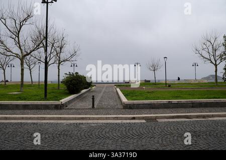 Naples, Campanie, Italie. 14 mars 2025. Naples 03/14/2025 dommages causés par le tremblement de terre de magnitude. 4,4 à Campi Flegrei. En photo : Pozzuoli front de mer à via Napoli déserté parce que les gens ont peur (crédit image : © Fabio Sasso/ZUMA Press Wire) USAGE ÉDITORIAL SEULEMENT! Non destiné à UN USAGE commercial ! Banque D'Images
